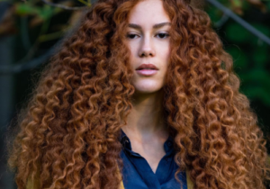 Scopri di più sull'articolo Comment avoir les cheveux bouclés en une nuit ?