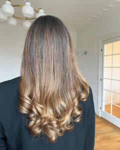 Lesen Sie mehr über den Artikel Faut il se laver les cheveux avant une coloration ?