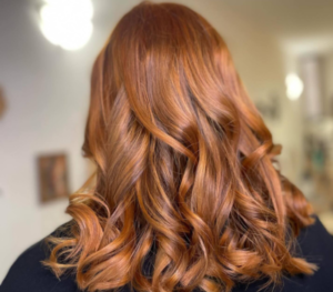 Read more about the article Les alternatives naturelles pour éclaircir ses cheveux sans décoloration